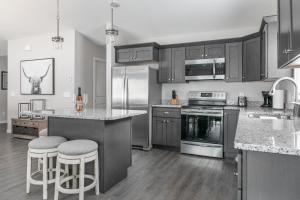Köök või kööginurk majutusasutuses Brand New Beautiful 3 BDR Home near Downtown TC Unit 842