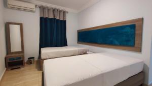 شقق العصافرة الفندقية في الإسكندرية: غرفة نوم بسريرين وستارة زرقاء