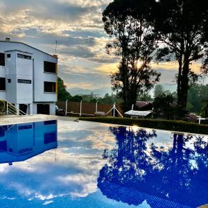 un reflejo del cielo en una piscina en Hotel Casa Confort en Santa Rosa de Cabal