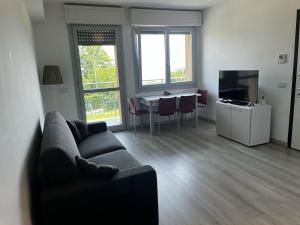 Posezení v ubytování MagicView Baveno apartment with garden and lake view