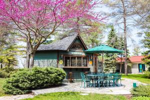 a table and chairs in front of a house at Fiddlers Green Cottage Two in Wasaga Beach