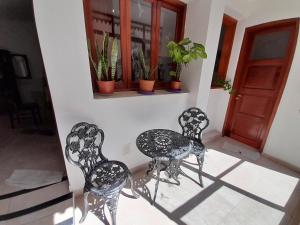zwei Stühle und ein Tisch in einem Raum in der Unterkunft La Casa del Colibrí in San Salvador de Jujuy