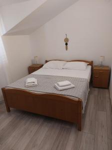 ein Schlafzimmer mit einem Bett mit zwei Handtüchern darauf in der Unterkunft Apartments by the sea Okrug Gornji, Ciovo - 9694 in Trogir