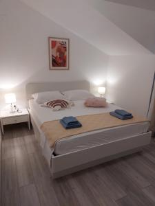 ein Schlafzimmer mit einem Bett mit zwei Handtüchern darauf in der Unterkunft Apartments by the sea Okrug Gornji, Ciovo - 9694 in Trogir