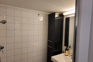 y baño con lavabo y espejo. en Central and Large cosey apartment, en Stavanger