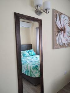 Spiegelreflexion eines Bettes in einem Schlafzimmer in der Unterkunft Belle Cove in Gros Islet