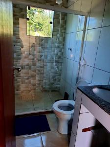 Un baño con ducha, inodoro y lavabo. en Casa Lumiar, en Lumiar