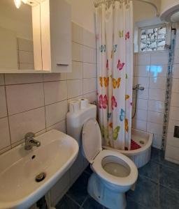 y baño con aseo y lavamanos. en Seaside holiday house Igrane, Makarska - 21577, en Igrane