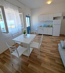 sala de estar con mesa y sillas y cocina en Seaside holiday house Igrane, Makarska - 21577 en Igrane