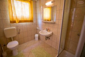 Koupelna v ubytování Apartments by the sea Supetarska Draga - Gornja, Rab - 21380 + 17 fotografií