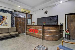 un bar en una habitación con sofá y barra en Super OYO Flagship Hotel Diva Inn en Nagpur