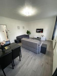 ein Wohnzimmer mit einem Sofa und einem Tisch in der Unterkunft 2 Bedroom Flat in London in London