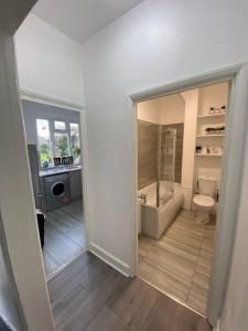 ein Badezimmer mit einer Badewanne, einem WC und einem Waschbecken in der Unterkunft 2 Bedroom Flat in London in London