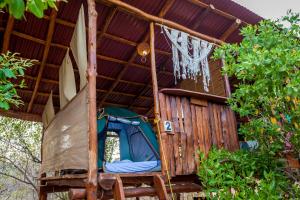 una casa con un aro de baloncesto y una red en Skycamp Camping Holbox, en Isla Holbox