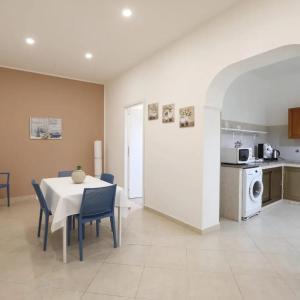 eine Küche und ein Esszimmer mit Tisch und Stühlen in der Unterkunft Kalsa Casa dei Mori in Palermo