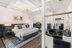 una camera da letto con un letto e una vasca da bagno di A Loft In The Mill Boutique Accommodation a Olinda
