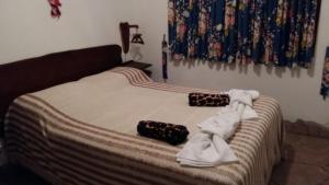Una cama con toallas y zapatos encima. en Unser traum, en Villa General Belgrano 10 fotos más