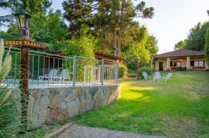 una casa con una valla y un letrero en un patio en Unser traum, en Villa General Belgrano