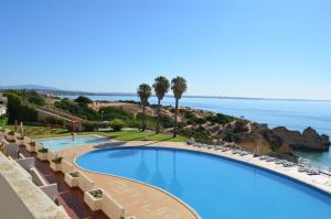 - Vistas a la piscina y al océano en Casa da Tartaruga - Iberlagos, en Lagos