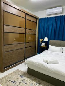 sypialnia z dużym łóżkiem i dużą szafą w obiekcie Homestay Hana Senawang w mieście Seremban