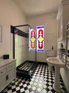 uma casa de banho com um chuveiro e um lavatório. em Middlesex - Your home away from home em Orange