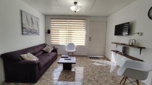 a living room with a couch and a table at "Apartamento Blanco" en Centro de Baños in Baños