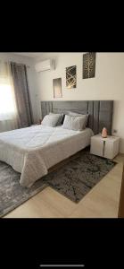 - une chambre avec 2 lits et un tapis dans l'établissement Appartement Résidence Palm Lake Monastir, à Monastir