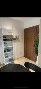 モナスティルにあるAppartement Résidence Palm Lake Monastirのドア付きの部屋、テーブル付きの部屋