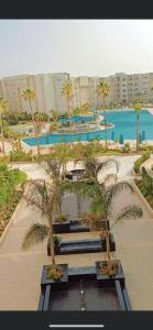 ein Resort mit Palmen und einem Pool in der Unterkunft Appartement Résidence Palm Lake Monastir in Monastir