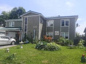 una casa con un coche aparcado delante de ella en BEACHFRONT Inn, en North Bay