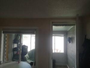 Zimmer mit Spiegel und Tür mit Fenster in der Unterkunft BEACHFRONT Inn in North Bay