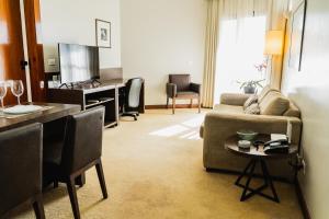巴西利亞的住宿－Bonaparte Hotel - Excelente Apartamento #1402，客厅配有沙发和桌子