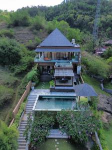 una vista aérea de una casa con piscina en Villa Mandalika Lombok, en Kuta Lombok