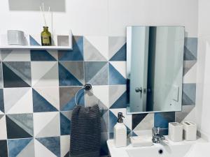 a bathroom with a sink and a mirror at Loft céntrico San borja - San Isidro in Lima