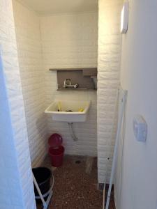 a small bathroom with a sink in a wall at Dpto Yrigoyen y España in Tandil