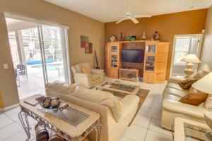 uma sala de estar com um sofá e uma televisão em Rons Highlands Reserve Vacation Home em Davenport