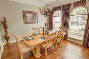 uma sala de jantar com uma mesa de madeira e cadeiras em Rons Highlands Reserve Vacation Home em Davenport