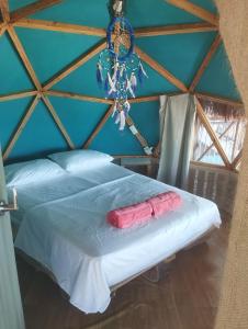 1 dormitorio con 1 cama grande y techo de madera en samadhi, en Playa Blanca