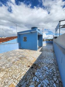 a blue building on the roof of a building at Ampla Casa em Aparecida in Aparecida