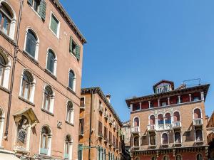 dos edificios altos de ladrillo uno al lado del otro en Residenza La Campana, en Venecia