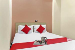 Flagship Hotel Green Palace tesisinde bir odada yatak veya yataklar