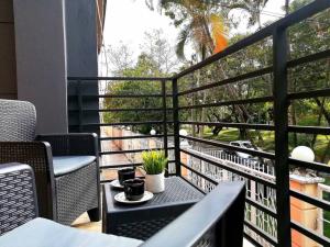 a balcony with a table with two cups on it at Apartamento en Medellín-clínica las Americas in Medellín