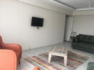 uma sala de estar com um sofá e uma mesa de centro em Geyikli Lotus Apart em Canakkale