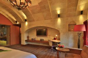 A television and/or entertainment centre at Ariana Sustainable Luxury Lodge - Special Category - Cappadocia