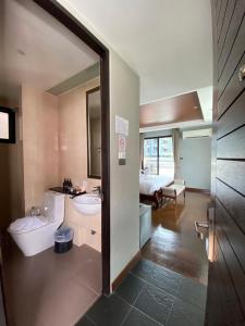 y baño con bañera, lavabo y aseo. en Yotaka Bangkok Hotel, en Bangkok