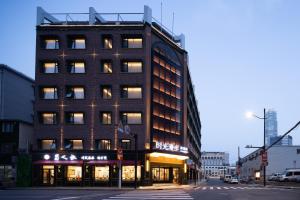 een hoog gebouw in een stadsstraat met bij Nostalgia S Hotel Shanghai Railway Station & Suzhou Creek in Shanghai