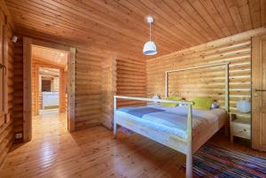 ein Schlafzimmer mit einem Bett in einem Holzzimmer in der Unterkunft Beach & Golf Retreat w Amazing pool, By TimeCooler in Aroeira