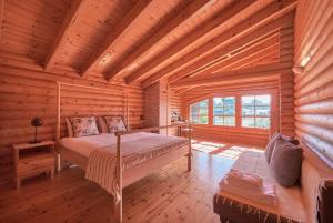 Dormitorio en cabaña de madera con cama y ventana en Beach & Golf Retreat w Amazing pool, By TimeCooler en Aroeira