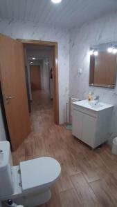 La salle de bains est pourvue de toilettes et d'un lavabo. dans l'établissement Villa T2 Maçussa - 45min Lisbon, à Massuça