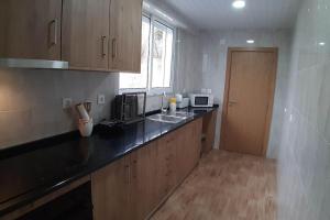 Η κουζίνα ή μικρή κουζίνα στο Villa T2 Maçussa - 45min Lisbon +12 φωτογραφίες